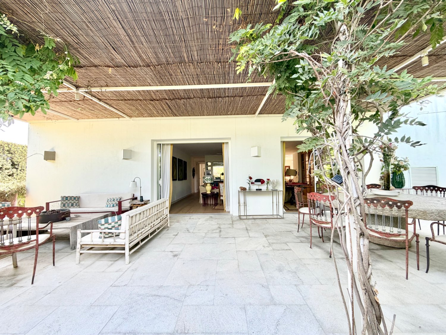 Espléndida casa bungalow junto al Real Club de Golf de Sotogrande con acceso inmediato a la playa