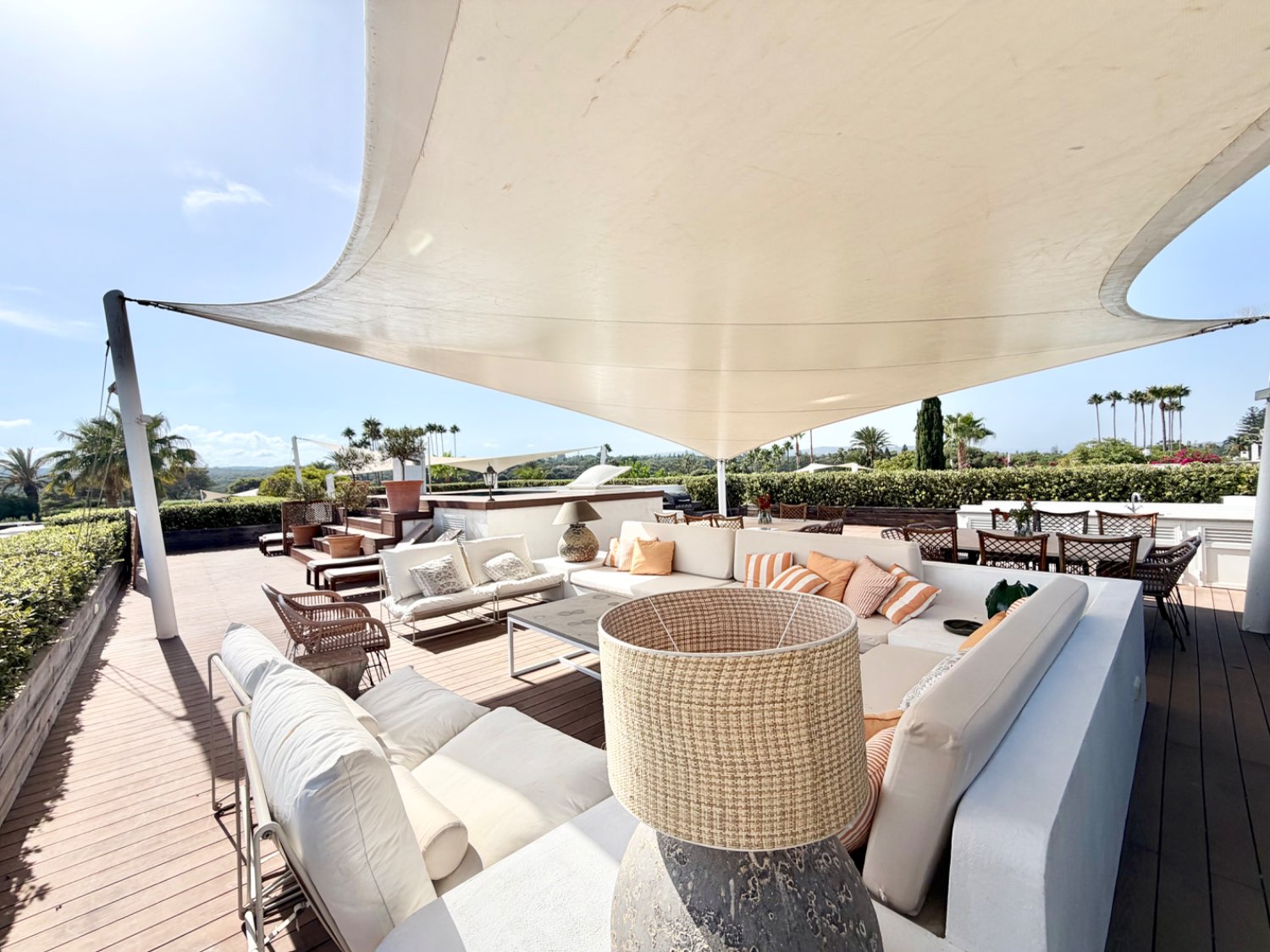 Espléndida casa bungalow junto al Real Club de Golf de Sotogrande con acceso inmediato a la playa
