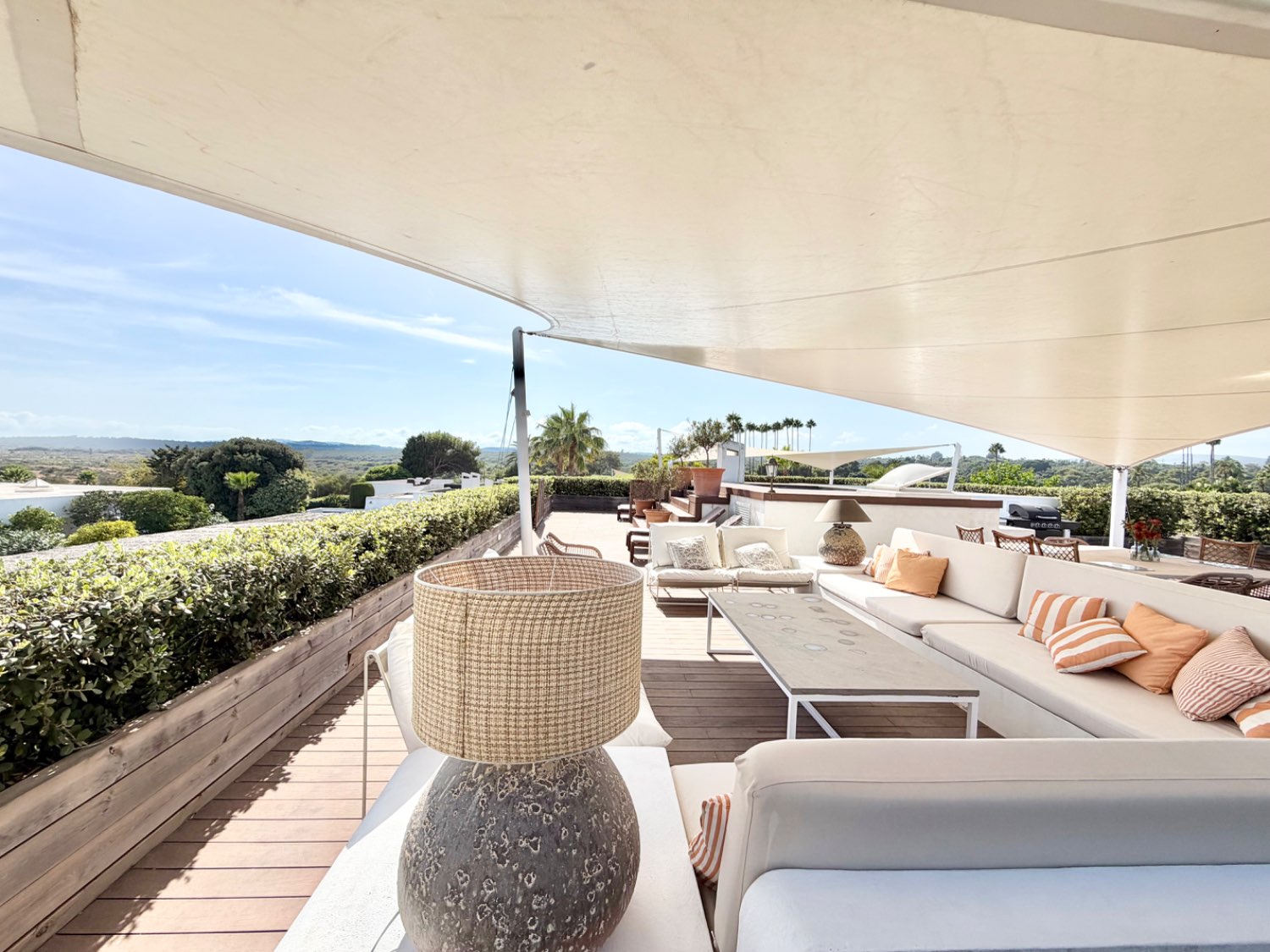 Espléndida casa bungalow junto al Real Club de Golf de Sotogrande con acceso inmediato a la playa