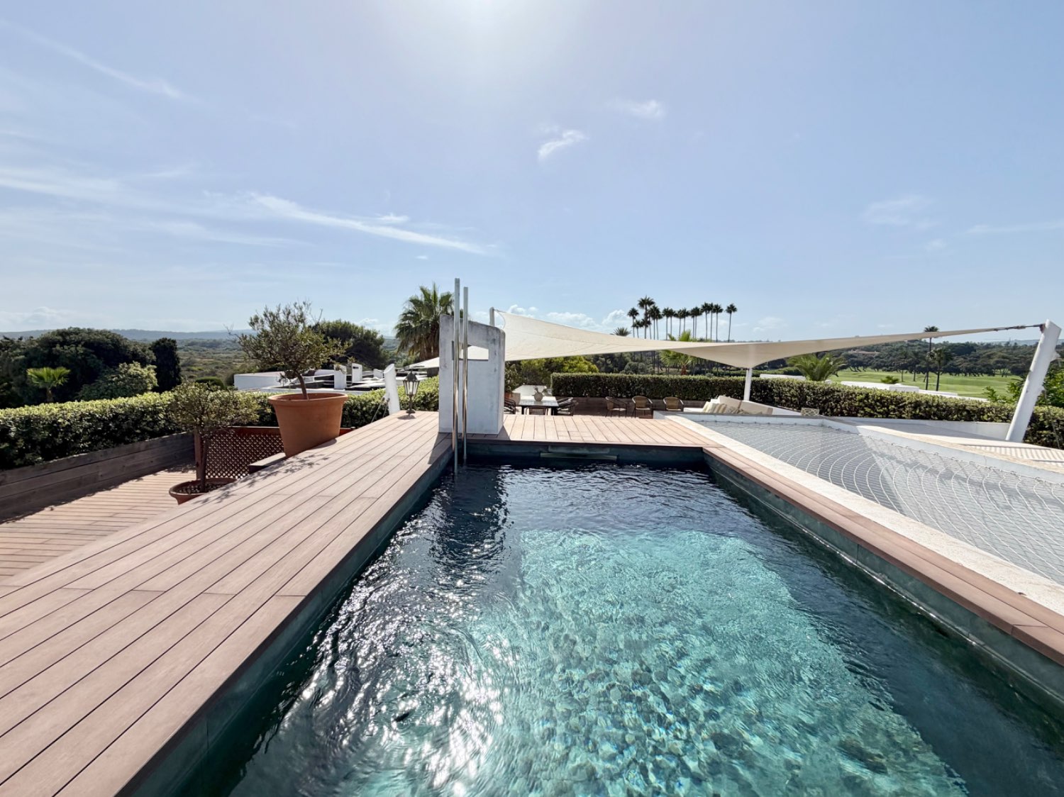 Espléndida casa bungalow junto al Real Club de Golf de Sotogrande con acceso inmediato a la playa