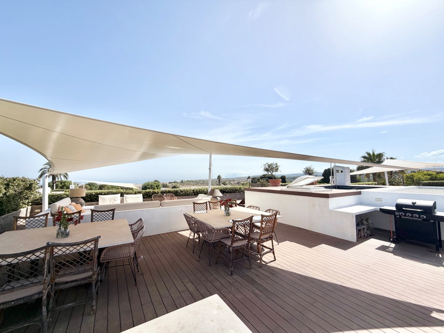Espléndida casa bungalow junto al Real Club de Golf de Sotogrande con acceso inmediato a la playa