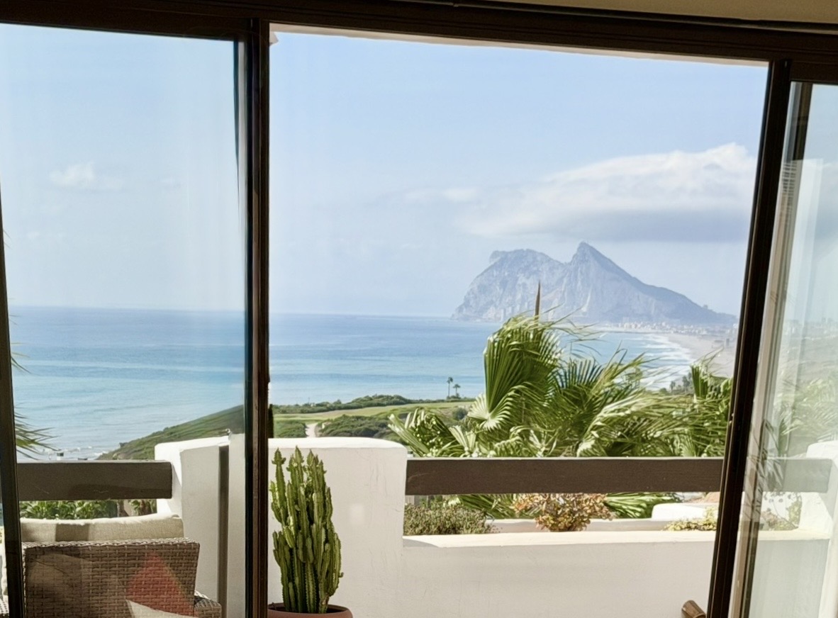 Impresionantes vistas desde este hermoso ático en Alcaidesa