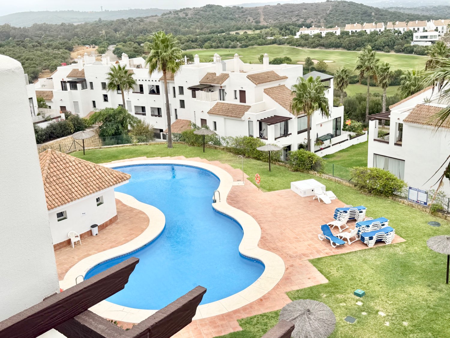 Moderno y luminoso ático de tres dormitorios con vistas abiertas al mar en Acaidesa