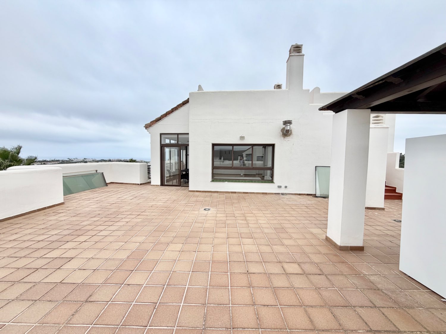 Moderno y luminoso ático de tres dormitorios con vistas abiertas al mar en Acaidesa