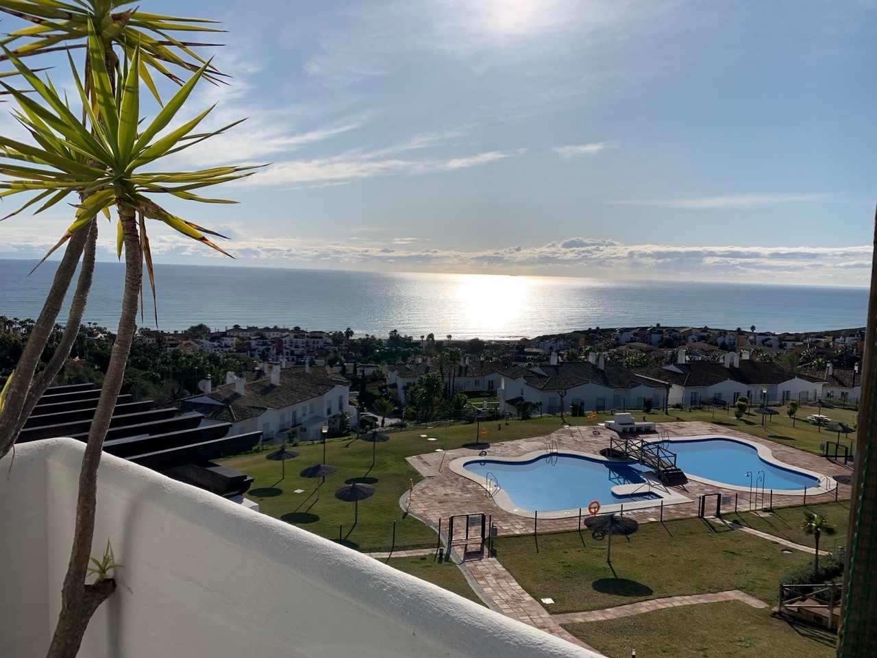 Spectaculaire penthouse avec de belles vues sur la mer à Alcaidesa à seulement 200 mètres de la plage