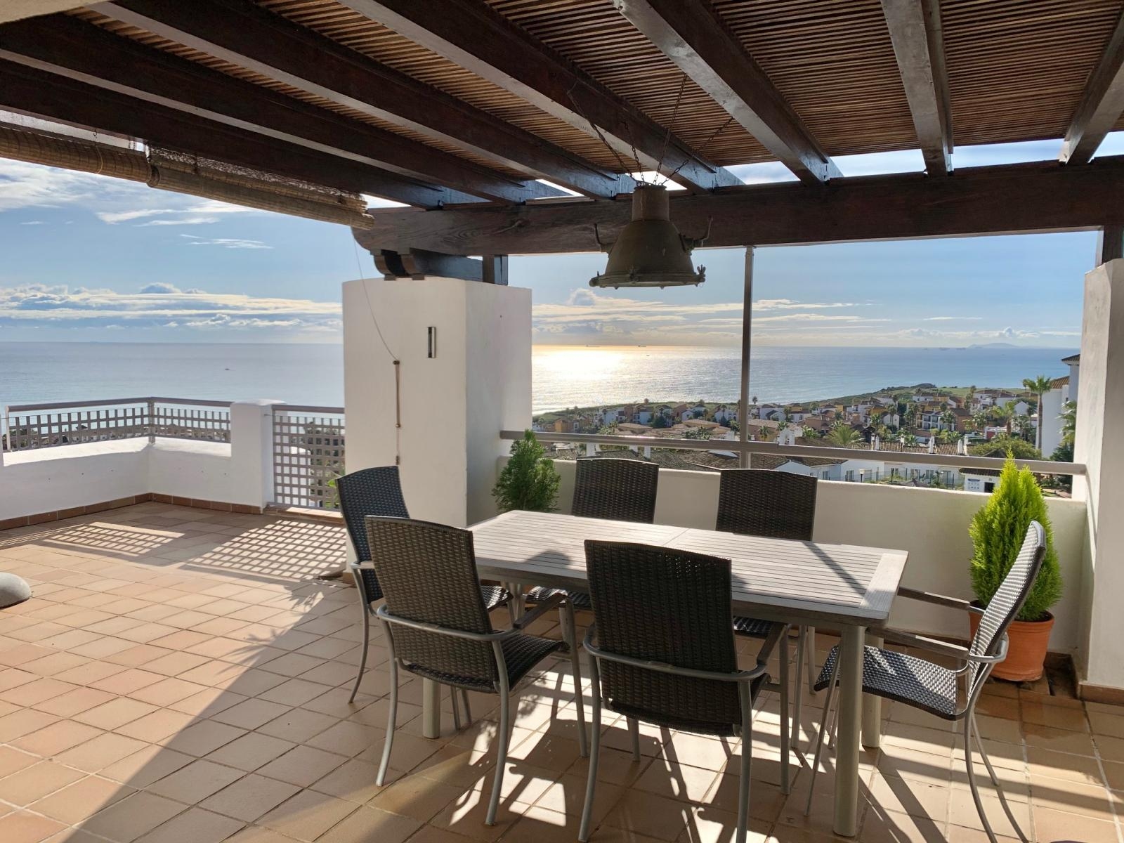 Spectaculaire penthouse avec de belles vues sur la mer à Alcaidesa à seulement 200 mètres de la plage