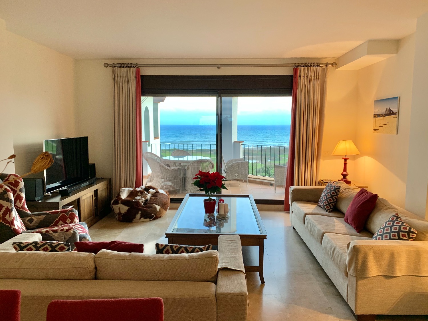 Spectacular sea views from this beautiful apartment located on the beachfront