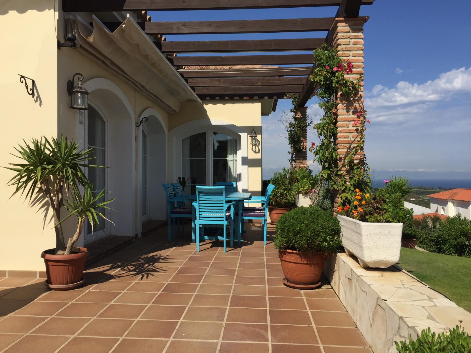 Wonderful five-bedroom villa with spectacular sea views