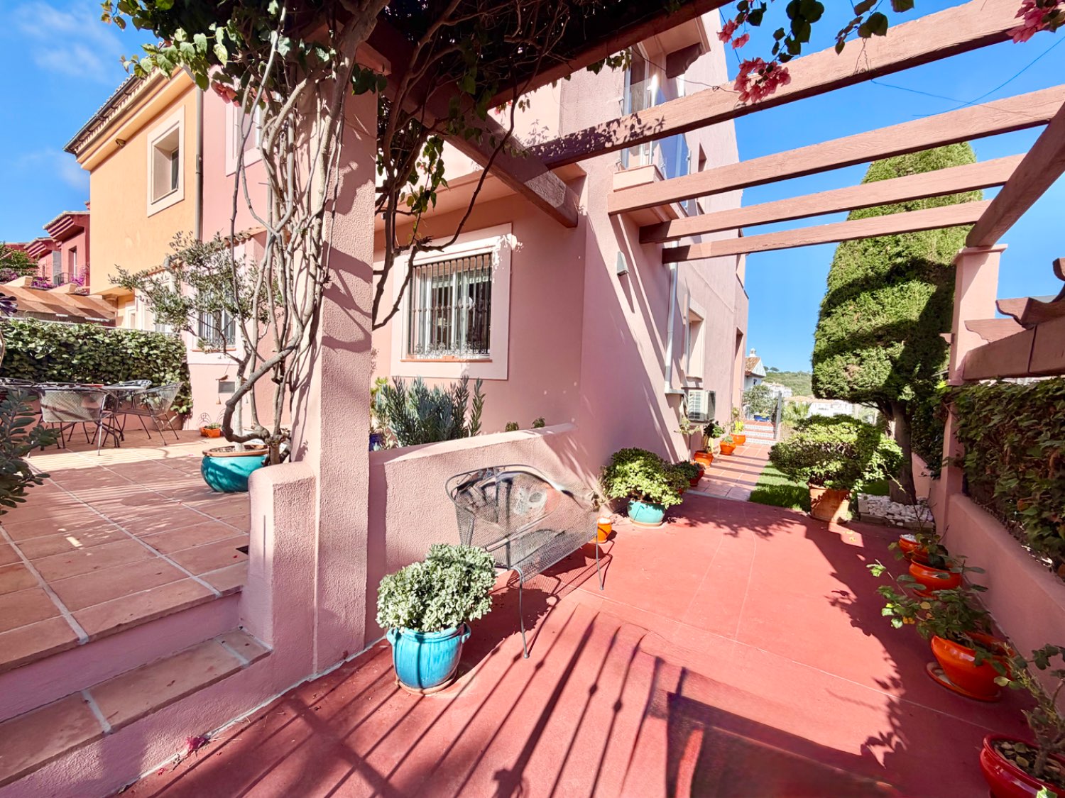 Fabulosa casa pareada de cuatro dormitorios con espectaculares vistas al mar en Alcaidesa