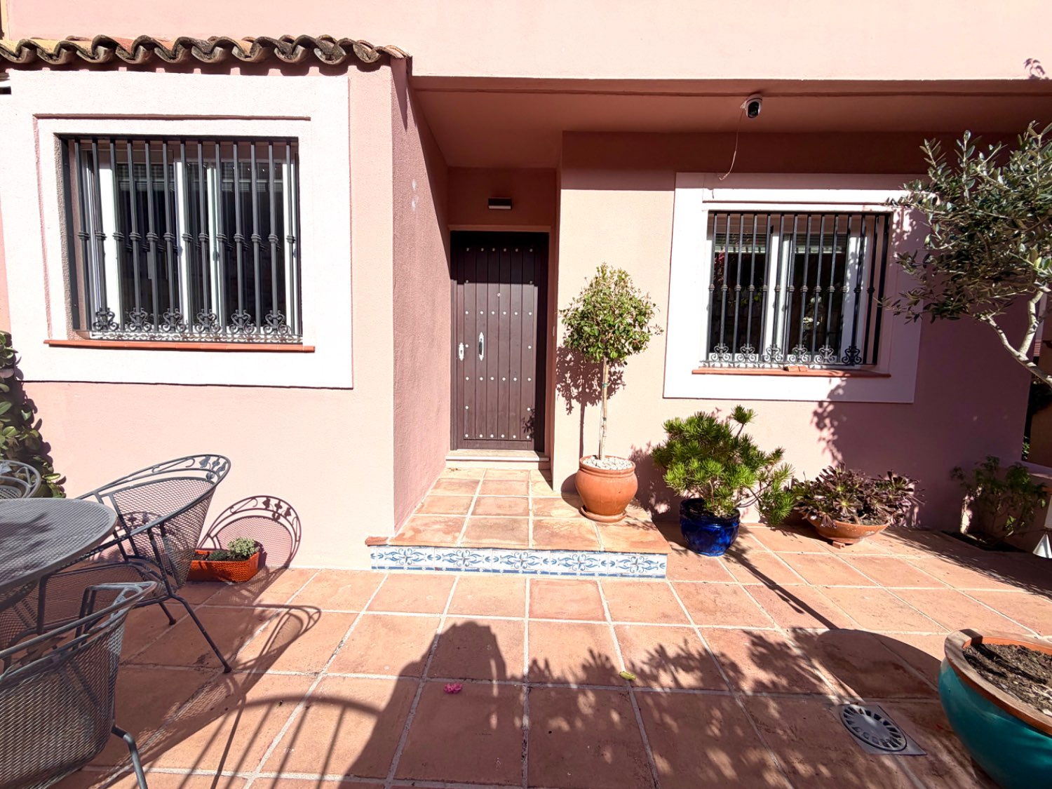 Fabulosa casa pareada de cuatro dormitorios con espectaculares vistas al mar en Alcaidesa