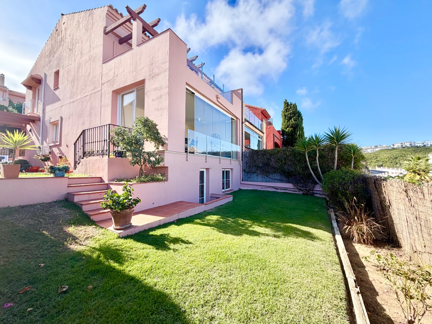 Fabulosa casa pareada de cuatro dormitorios con espectaculares vistas al mar en Alcaidesa