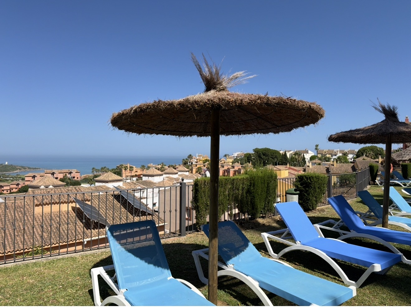 Fabulosa casa pareada de cuatro dormitorios con espectaculares vistas al mar en Alcaidesa