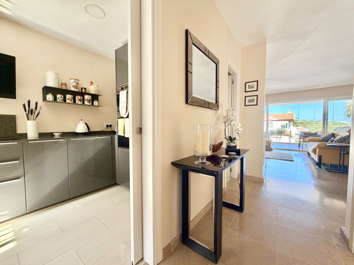 Fabulosa casa pareada de cuatro dormitorios con espectaculares vistas al mar en Alcaidesa