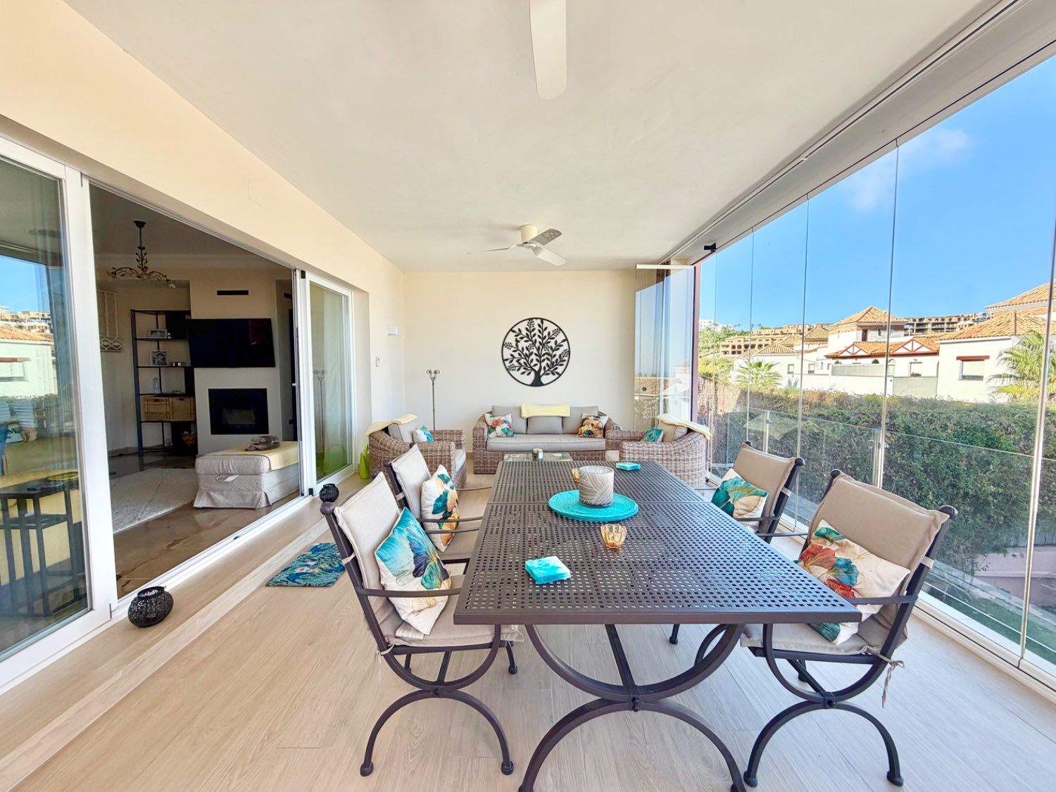 Fabulosa casa pareada de cuatro dormitorios con espectaculares vistas al mar en Alcaidesa