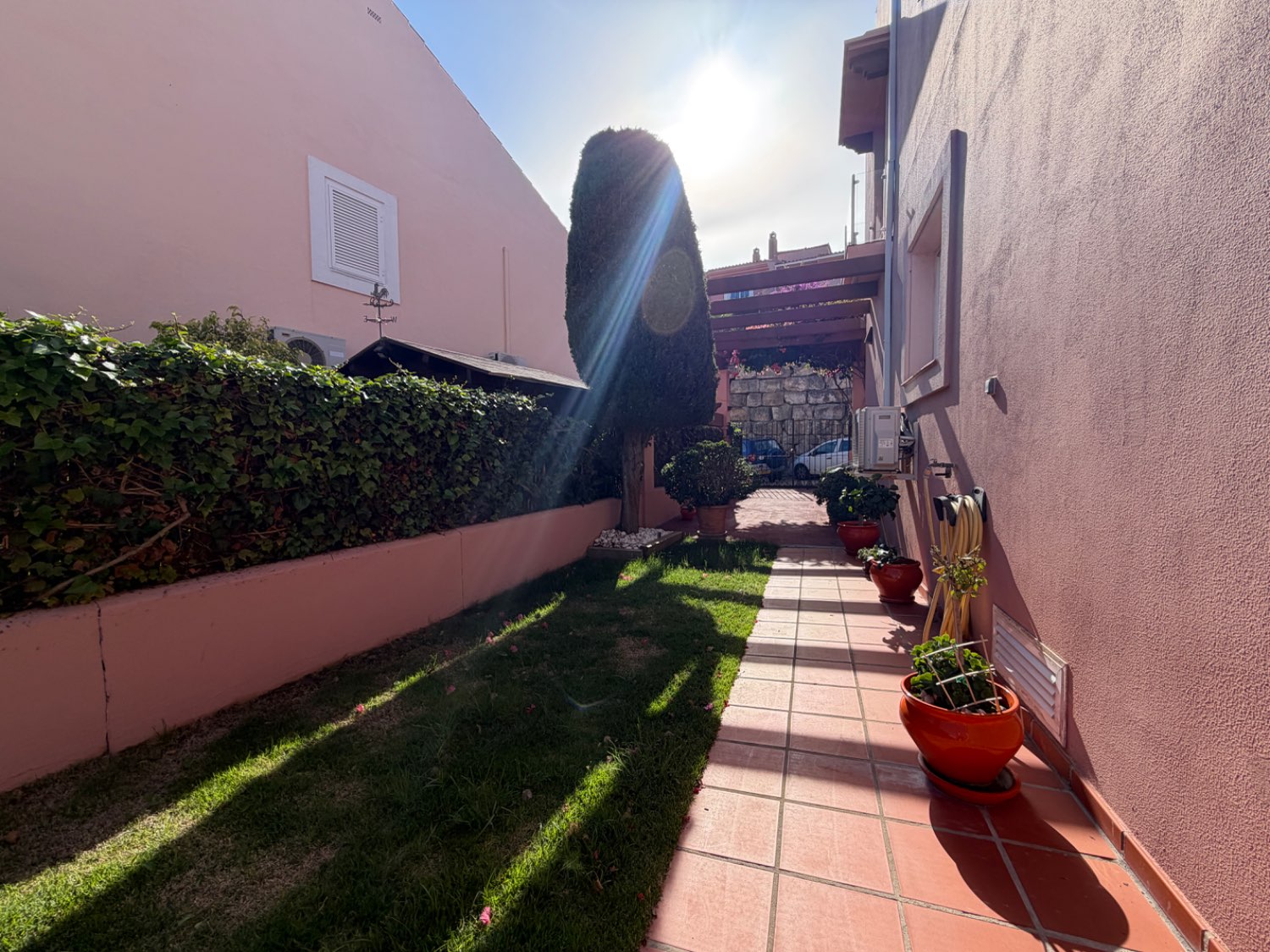 Fabulosa casa pareada de cuatro dormitorios con espectaculares vistas al mar en Alcaidesa