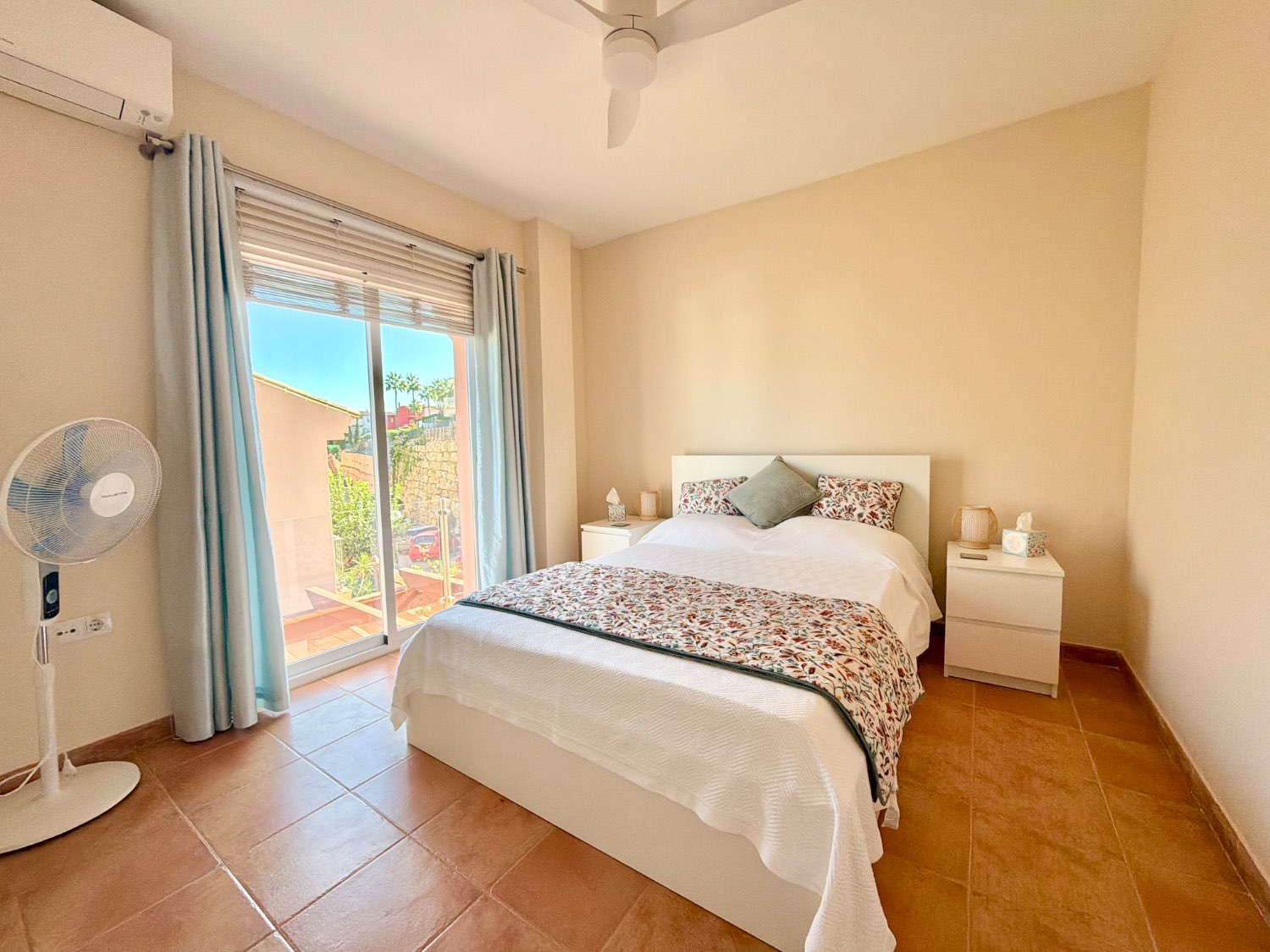 Fabulosa casa pareada de cuatro dormitorios con espectaculares vistas al mar en Alcaidesa