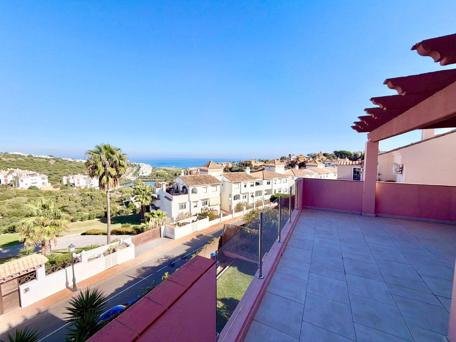 Fabulosa casa pareada de cuatro dormitorios con espectaculares vistas al mar en Alcaidesa