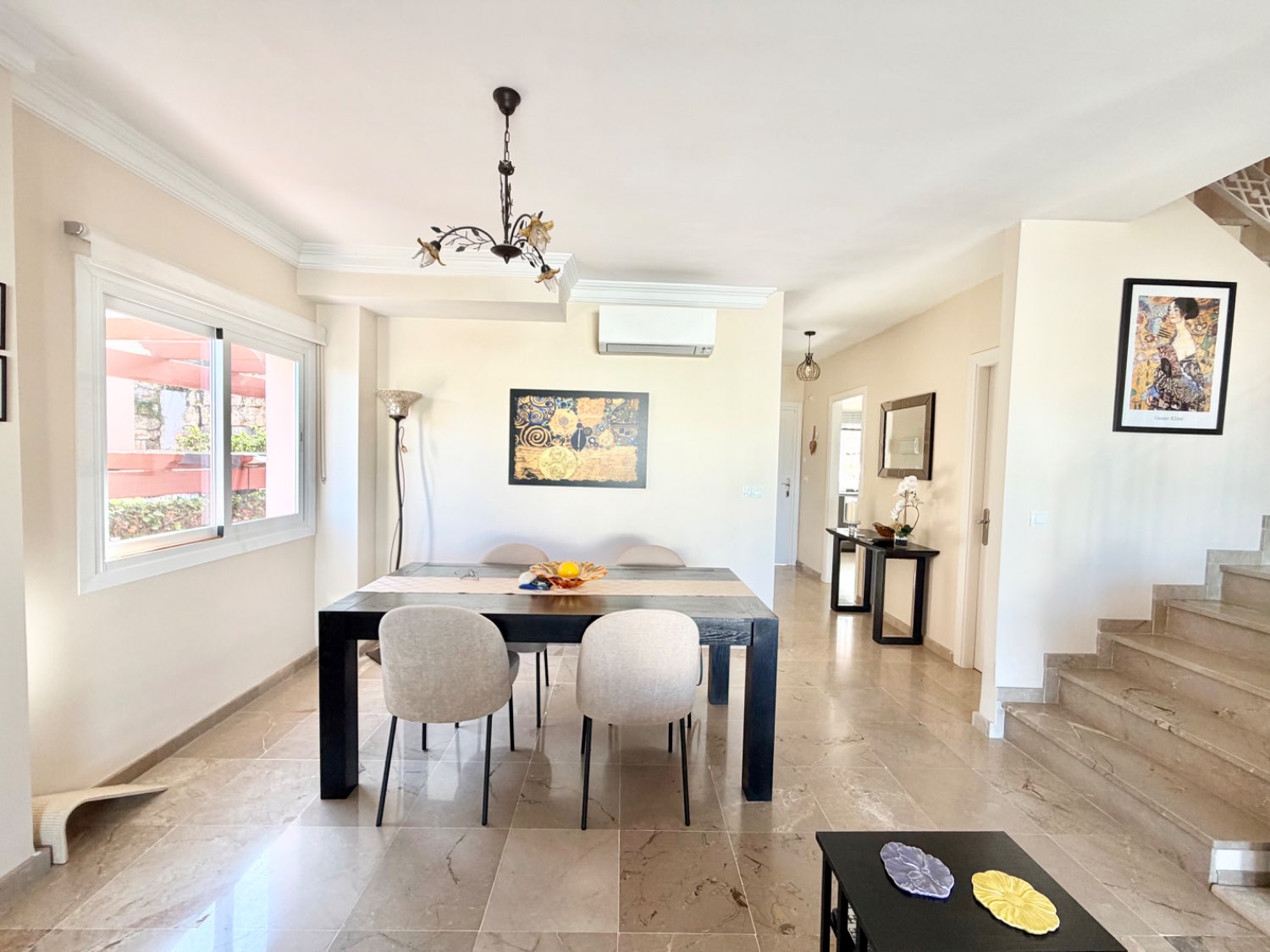 Fabulosa casa pareada de cuatro dormitorios con espectaculares vistas al mar en Alcaidesa