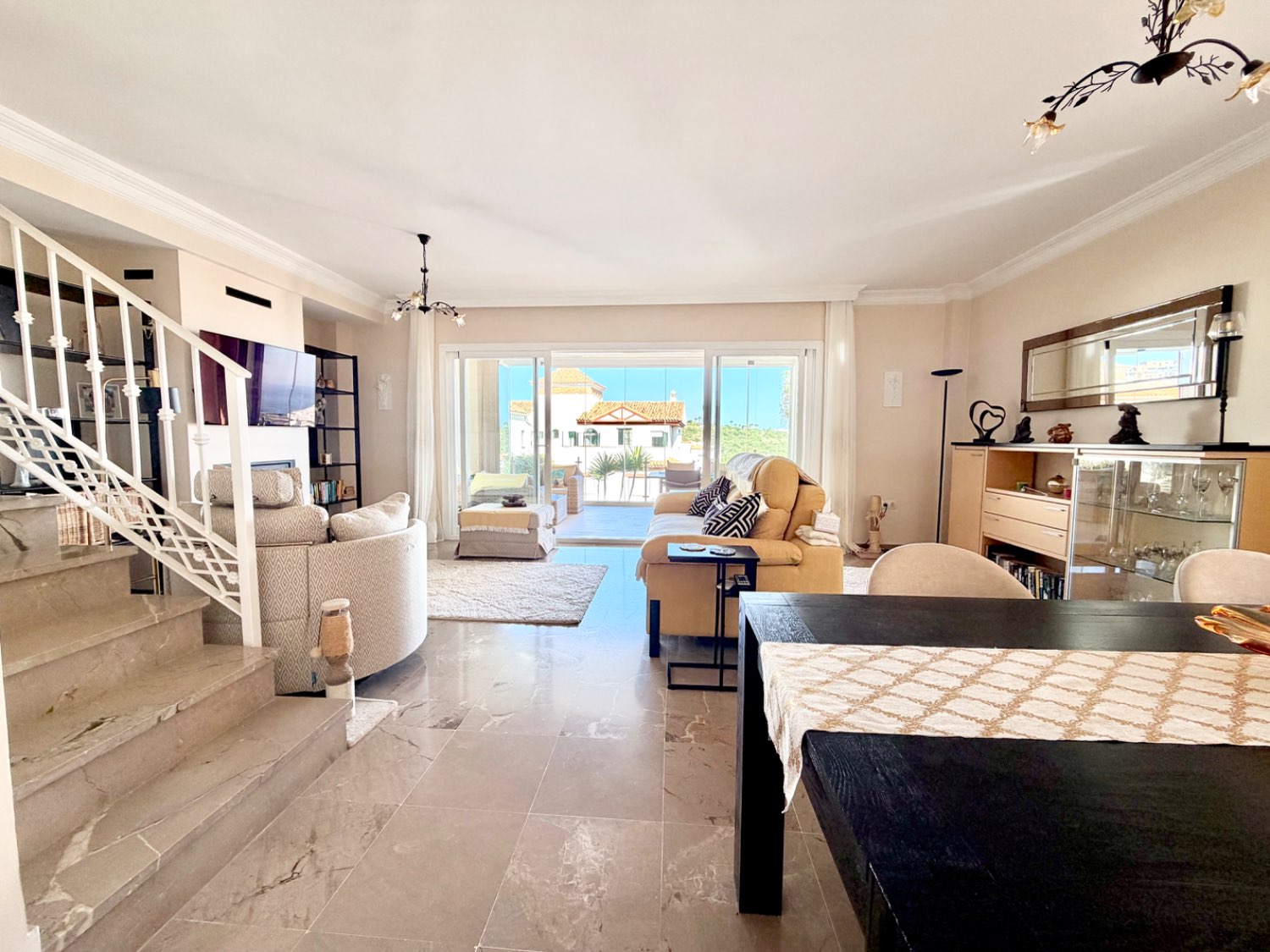 Fabulosa casa pareada de cuatro dormitorios con espectaculares vistas al mar en Alcaidesa