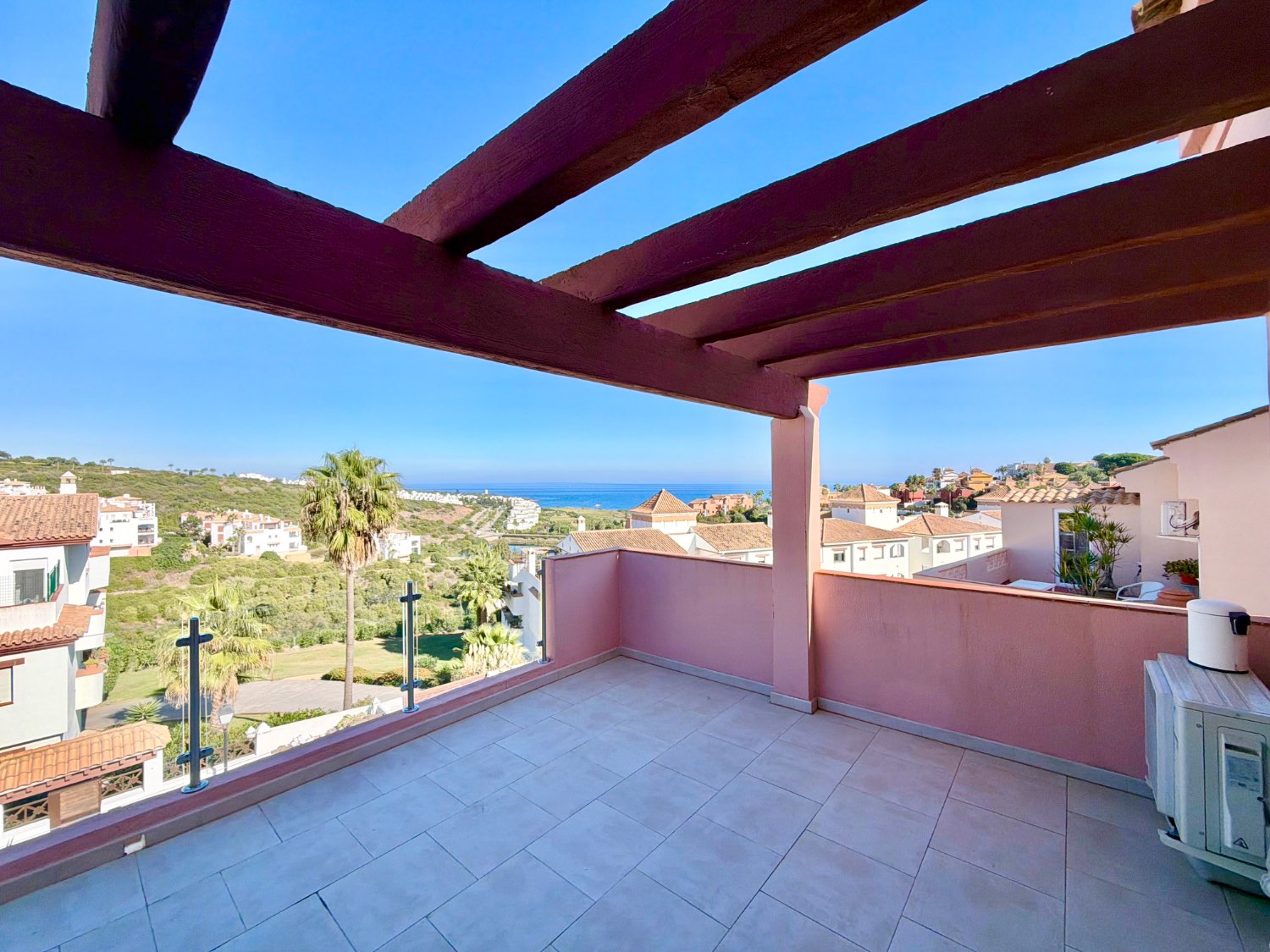 Fabulosa casa pareada de cuatro dormitorios con espectaculares vistas al mar en Alcaidesa