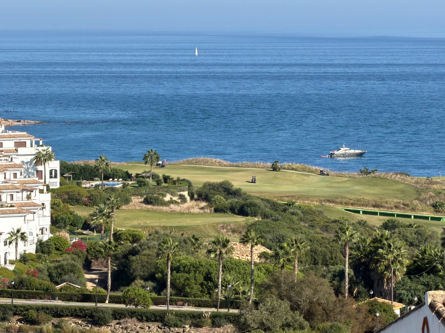Fabulosa casa pareada de cuatro dormitorios con espectaculares vistas al mar en Alcaidesa