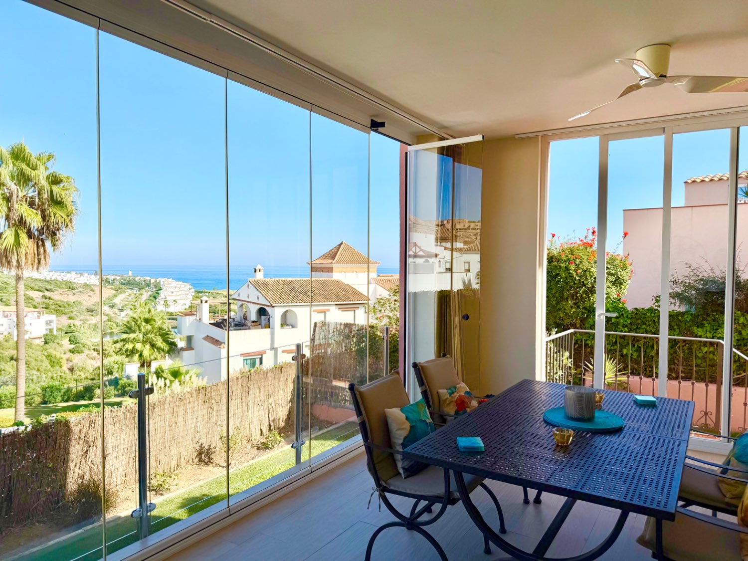 Fabulosa casa pareada de cuatro dormitorios con espectaculares vistas al mar en Alcaidesa