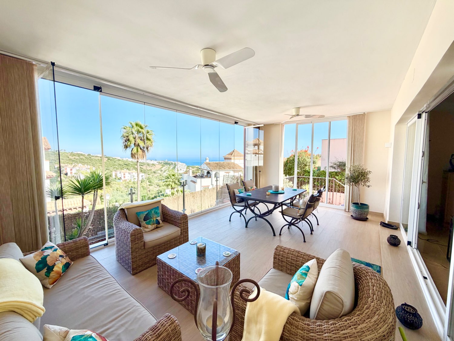 Fabulosa casa pareada de cuatro dormitorios con espectaculares vistas al mar en Alcaidesa
