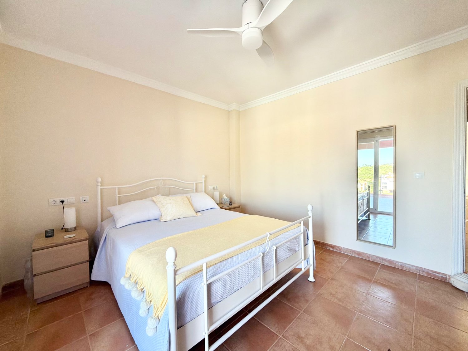 Fabulosa casa pareada de cuatro dormitorios con espectaculares vistas al mar en Alcaidesa