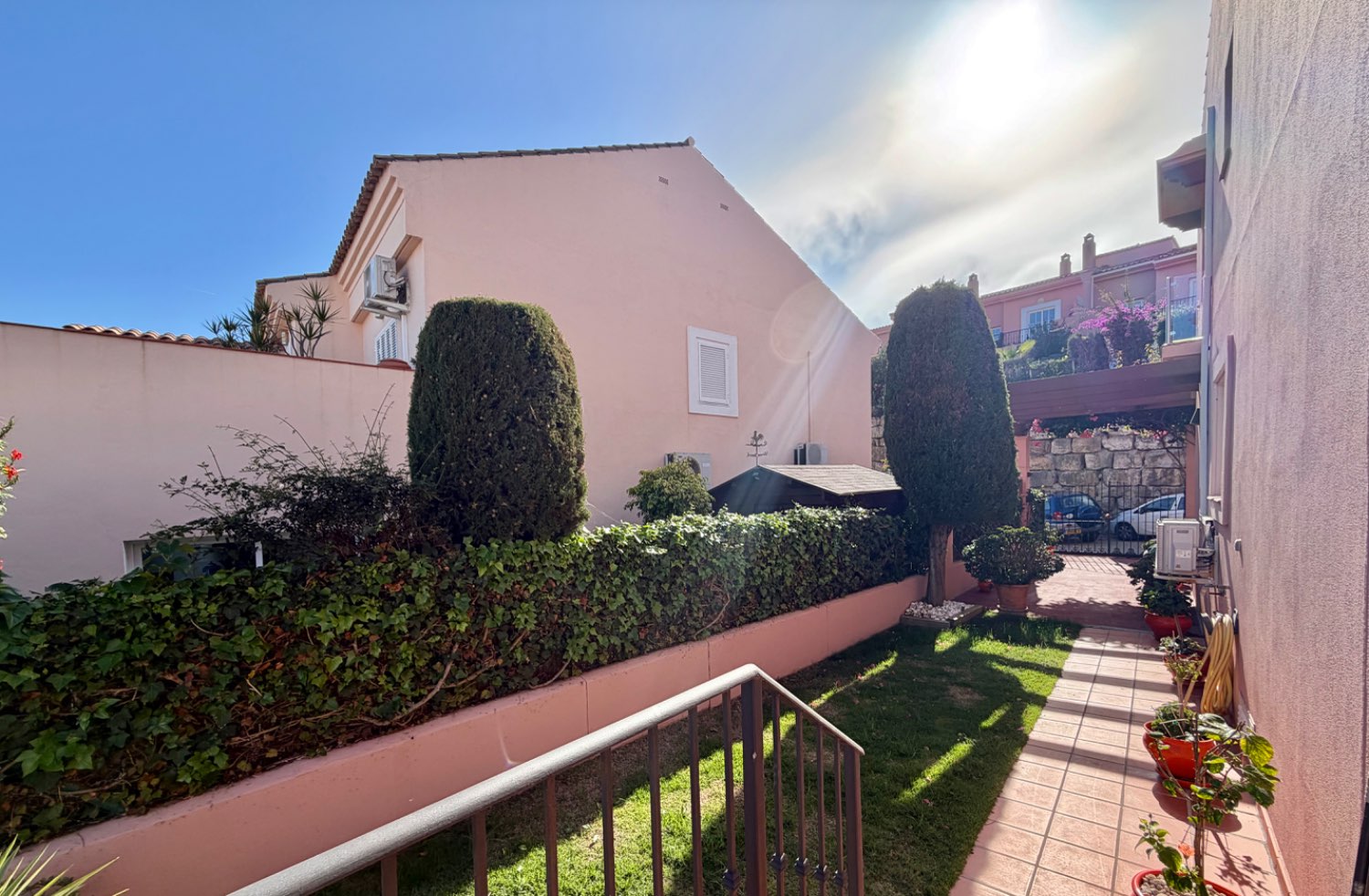 Fabulosa casa pareada de cuatro dormitorios con espectaculares vistas al mar en Alcaidesa