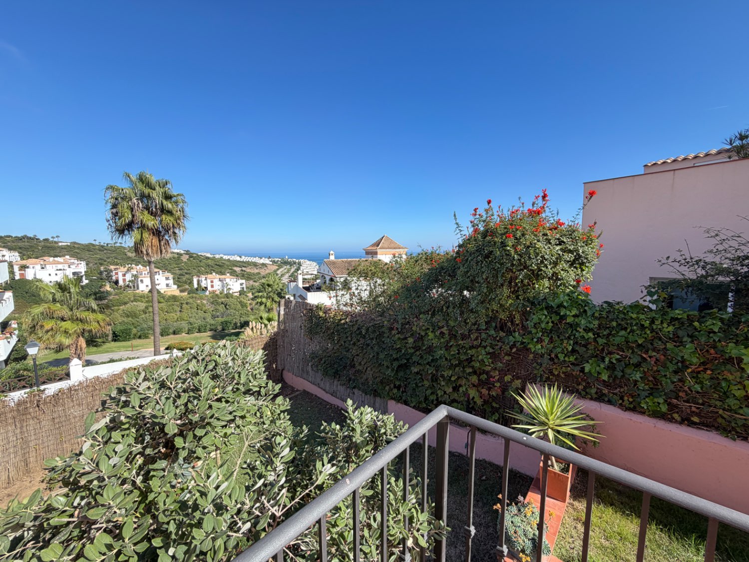Fabulosa casa pareada de cuatro dormitorios con espectaculares vistas al mar en Alcaidesa