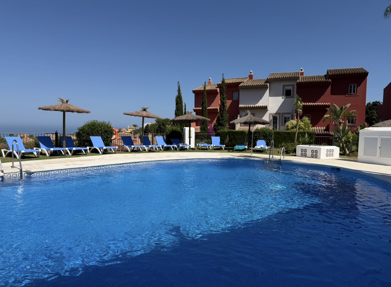 Fabulosa casa pareada de cuatro dormitorios con espectaculares vistas al mar en Alcaidesa