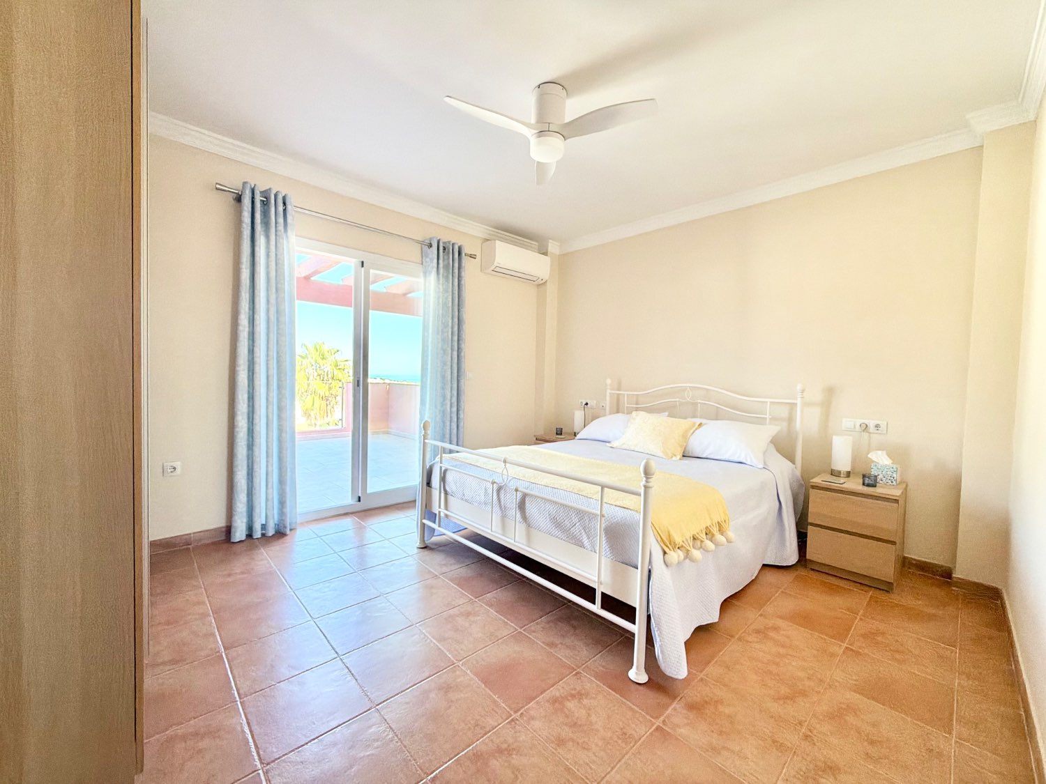 Fabulosa casa pareada de cuatro dormitorios con espectaculares vistas al mar en Alcaidesa
