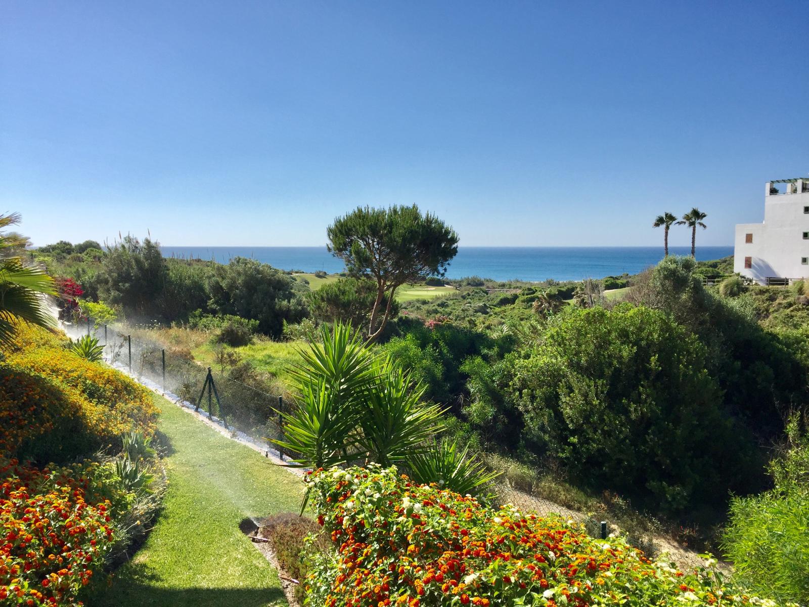 Vue panoramique sur la mer depuis cet appartement spectaculaire au pied du terrain de golf d’Alcaidesa