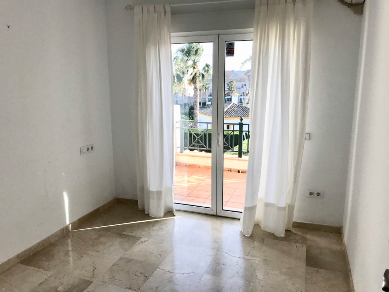 Beautiful semi-detached house with four bedrooms with private garden and completely renovated in Alcaidesa
