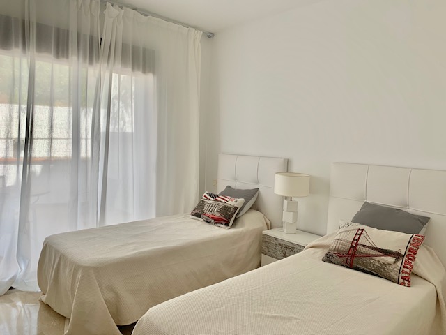 Vista spettacolare da questo bellissimo appartamento con due camere da letto in Alcaidesa.