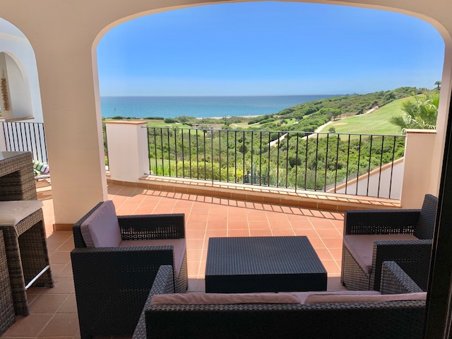 Spectacular views from this beautiful two bedroom apartment in Alcaidesa.