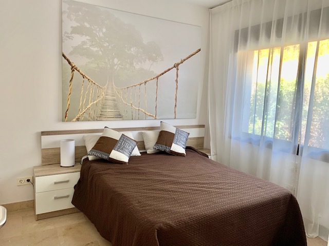 Hermoso apartamento de tres cuartos  con bonitas vistas en Alcaidesa
