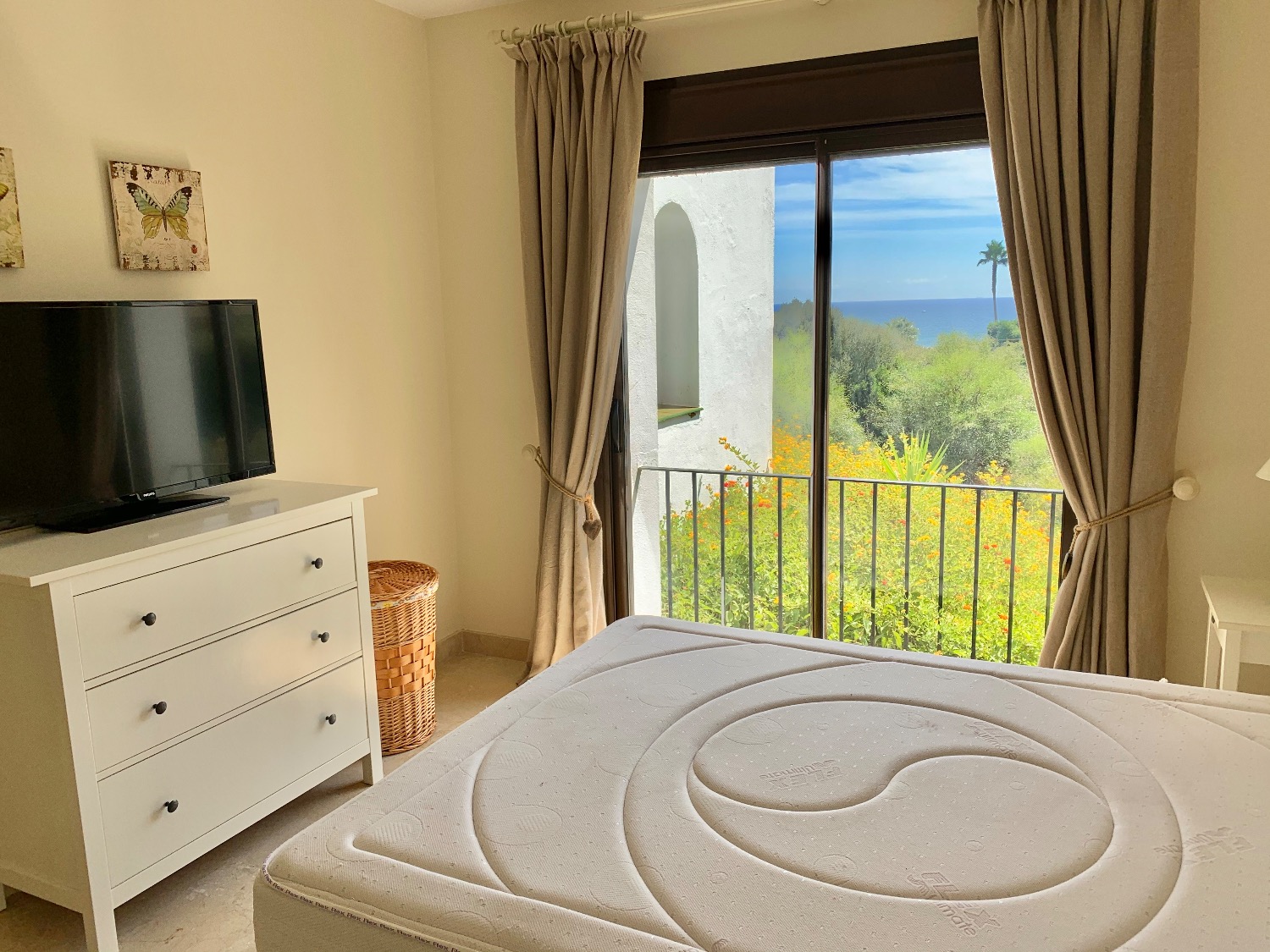 Irrepetible localización de este hermoso apartamento en primera linea de playa en Alcaidesa con espectaculares vistas al mar