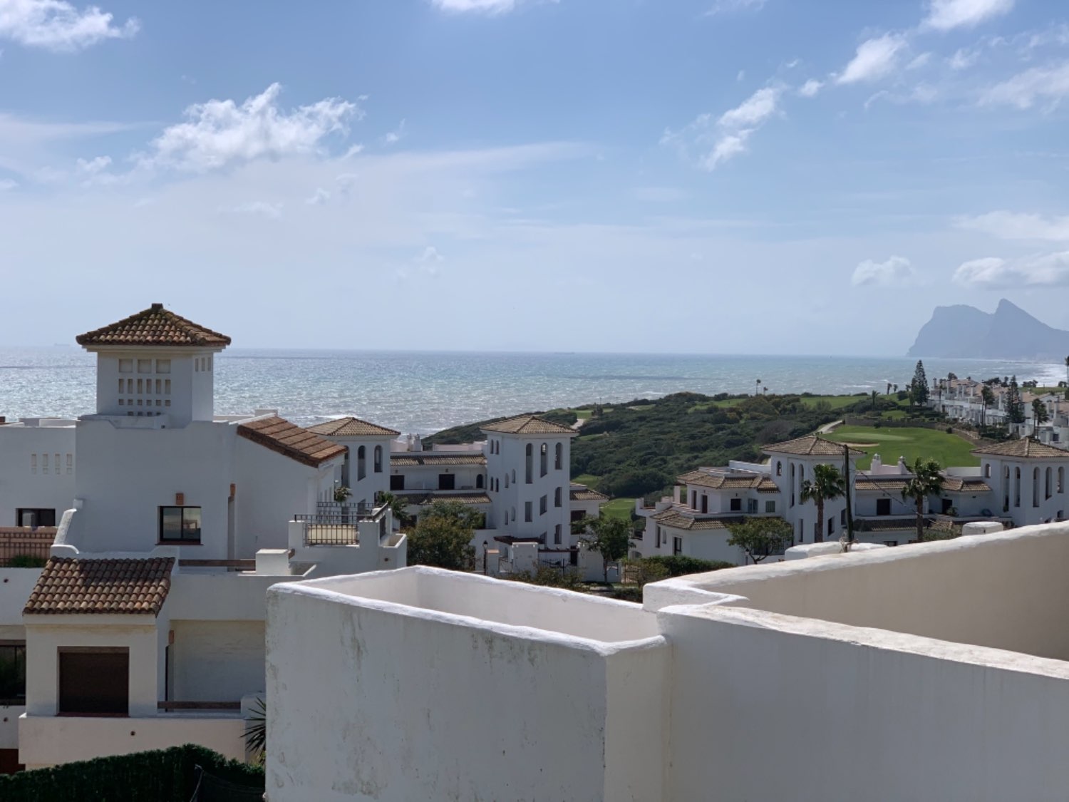 Charmantes Stadthaus mit vier Schlafzimmern in Alcaidesa nur wenige Meter vom Strand entfernt