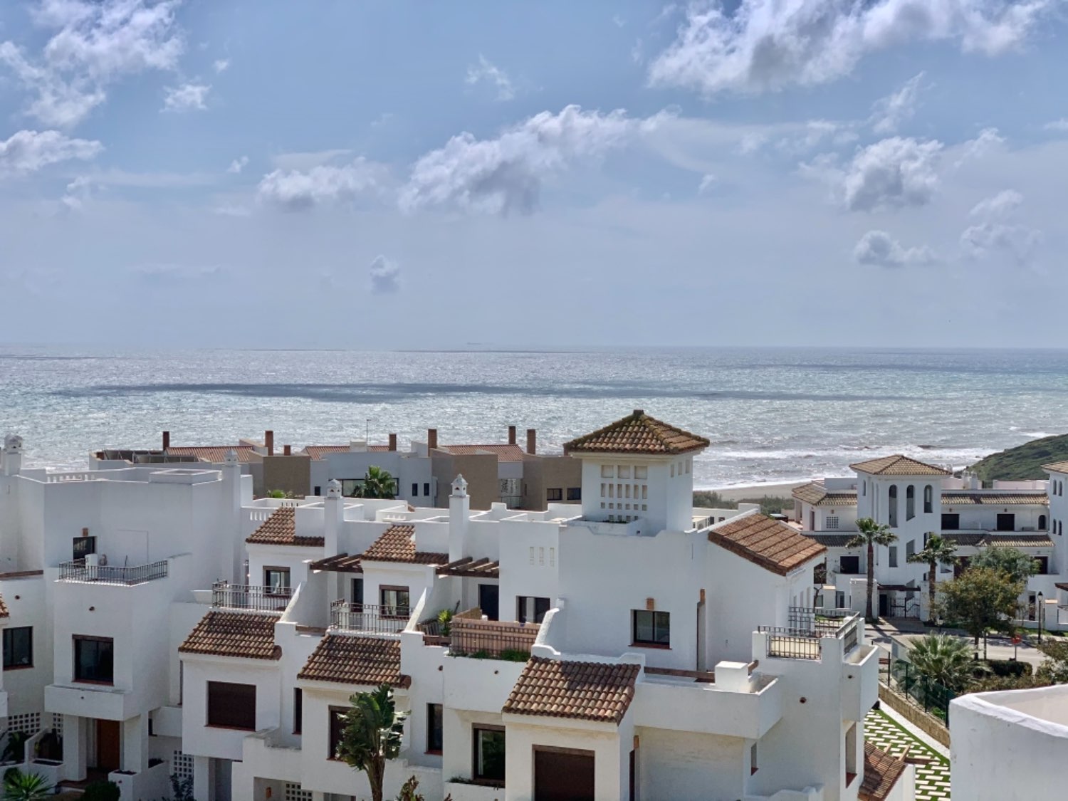 Charmante maison de ville de quatre chambres à Alcaidesa à quelques mètres de la plage