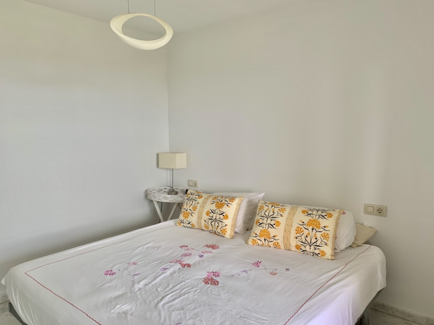 Fabuloso ático  con gran terraza de tres dormitorios con preciosas vistas al golf y mar en Alcaidesa