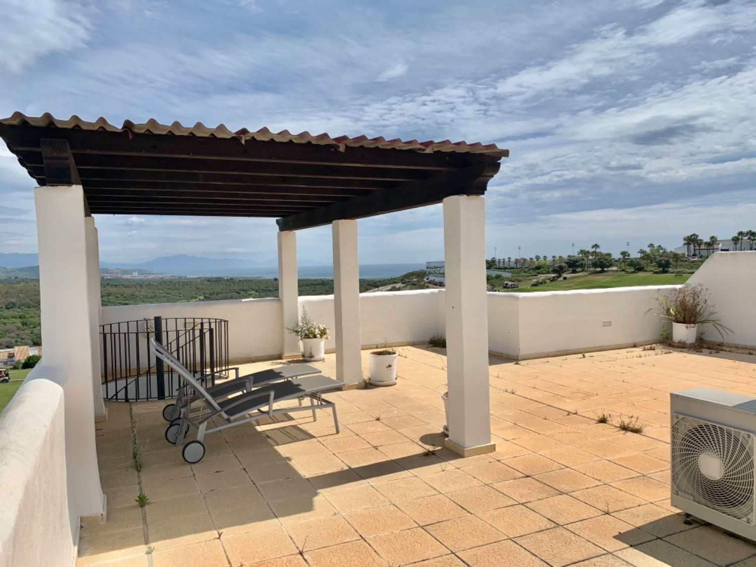Fabulous penthouse with large three bedroom terrace with beautiful views of golf and sea in Alcaidesa