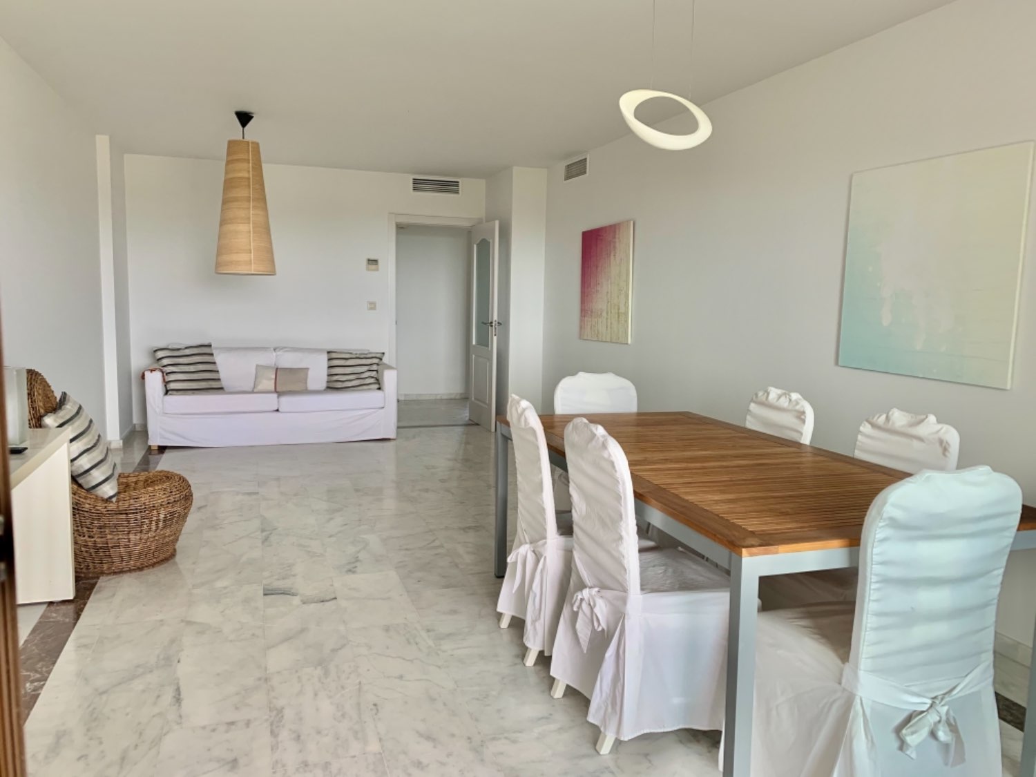 Penthouse fabuleux avec grande terrasse de trois chambres avec de belles vues sur le golf et la mer à Alcaidesa