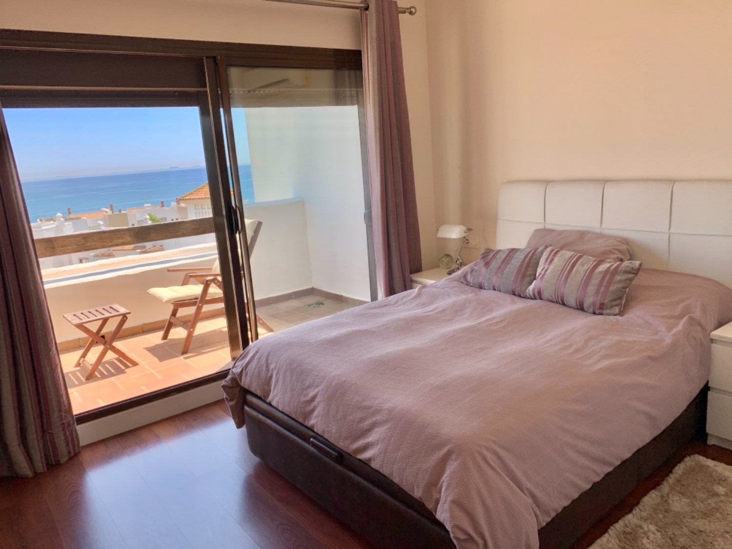 Hermosa casa adosada de cuatro dormitorios a escasos metros de distancia de la playa de Alcaidesa y campo de golf