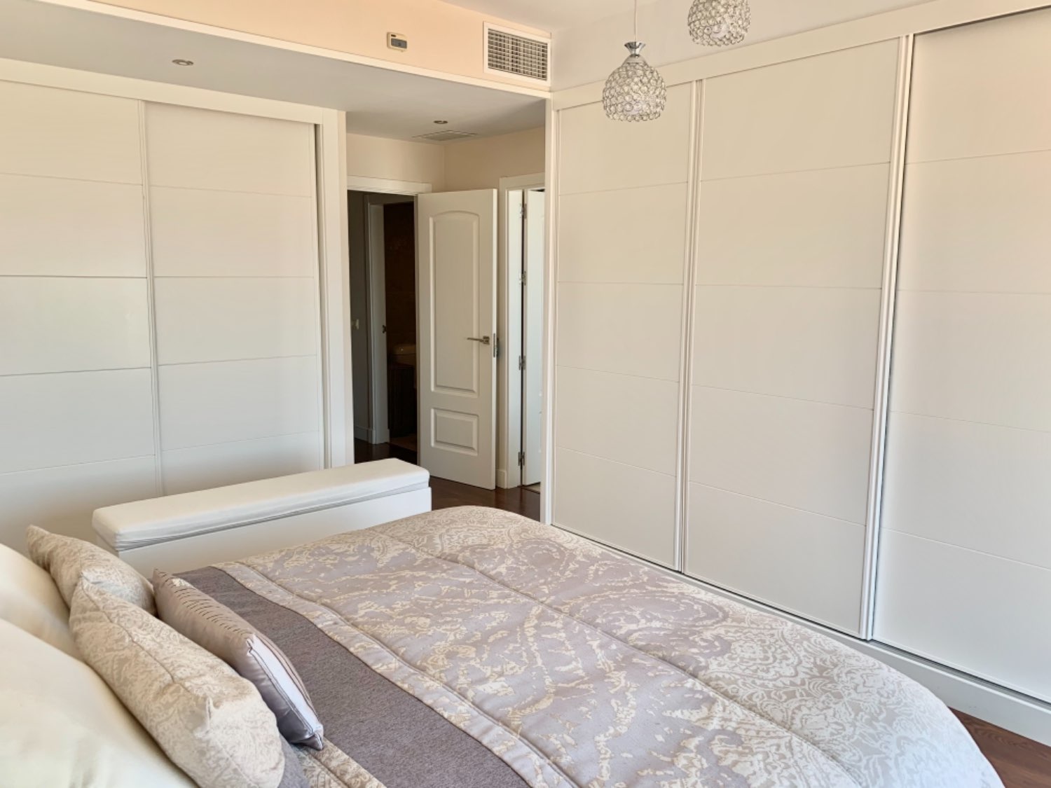 Hermosa casa adosada de cuatro dormitorios a escasos metros de distancia de la playa de Alcaidesa y campo de golf