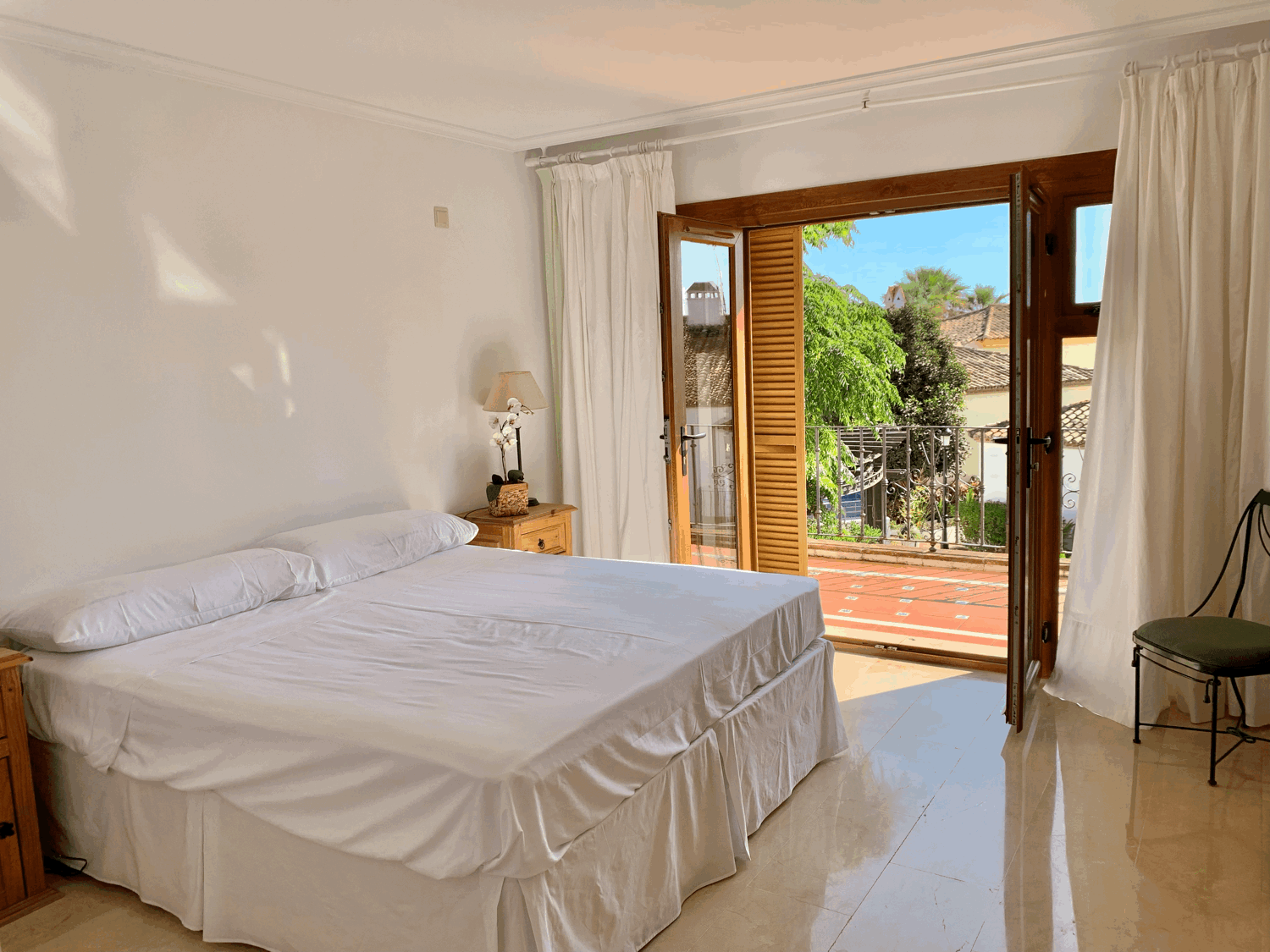 Precioso adosado en Alcaidesa con acceso directo a la playa con un pequeño apartamento separado