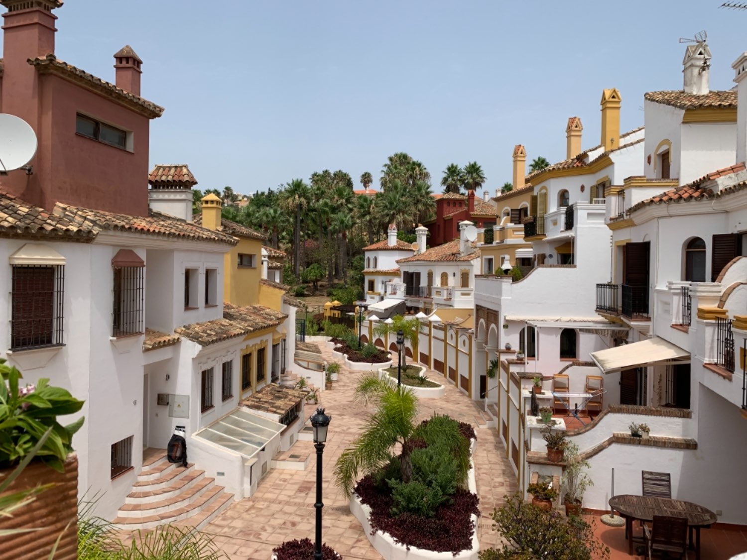 Beautiful  townhouse  in Alcaidesa  with direct access to the beach with a  separated small apartment