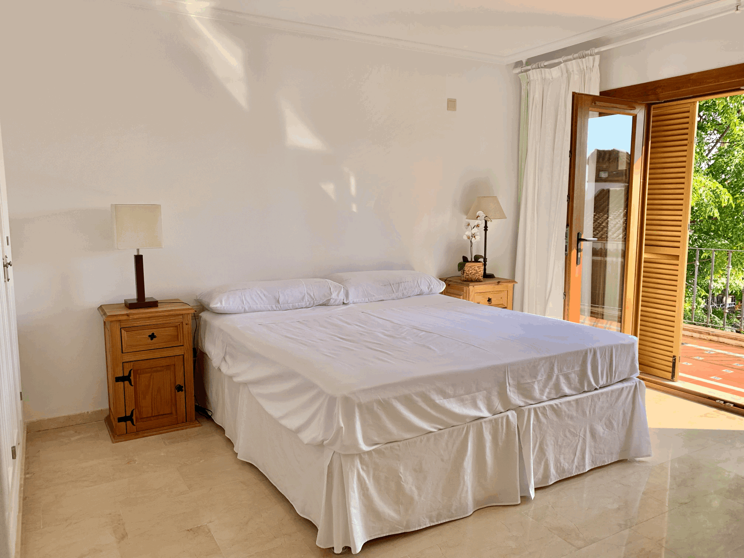 Precioso adosado en Alcaidesa con acceso directo a la playa con un pequeño apartamento separado