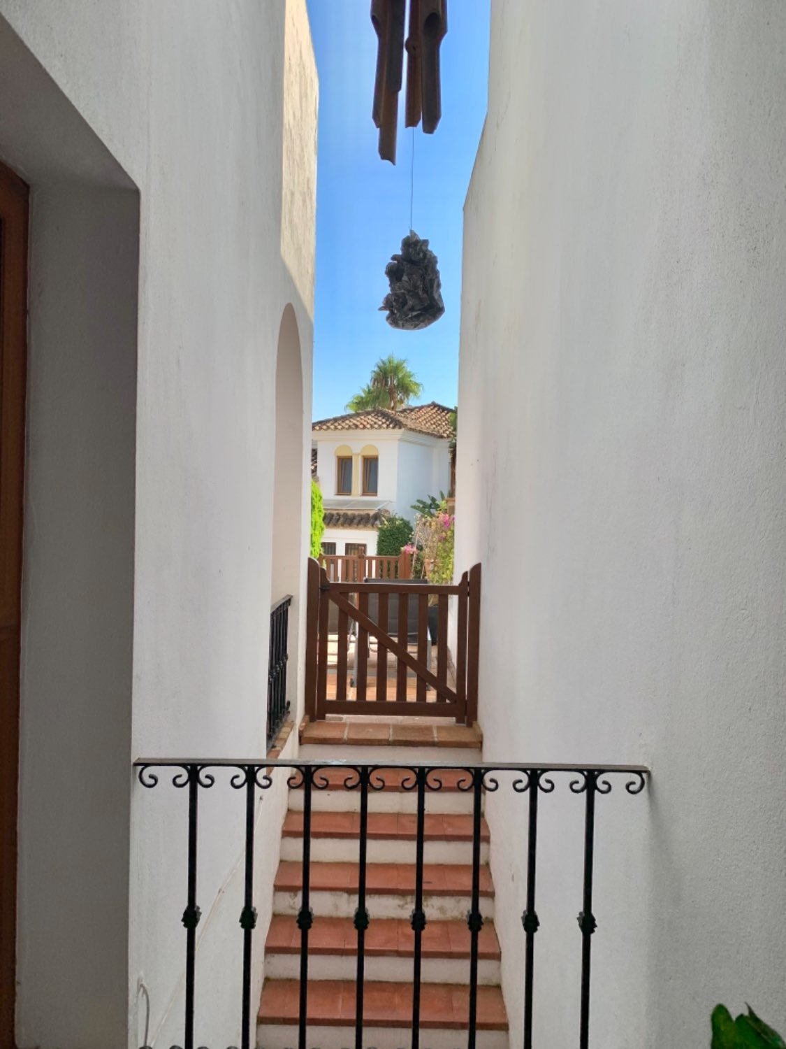 Beautiful  townhouse  in Alcaidesa  with direct access to the beach with a  separated small apartment
