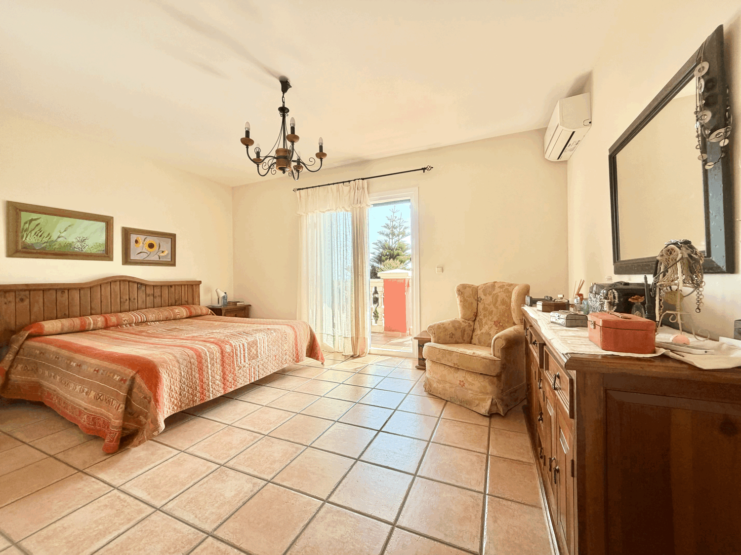 Hermosa casa con preciosas vistas al mar a escasos metros de distancia de la playa en Alcaidesa